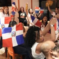Con banderas, lágrimas y mucha emoción, así vive la familia de Celinee Santos la final de La Casa de los Famosos