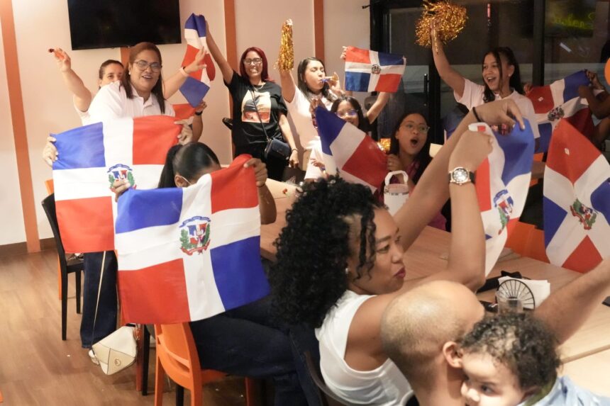 Con banderas, lágrimas y mucha emoción, así vive la familia de Celinee Santos la final de La Casa de los Famosos