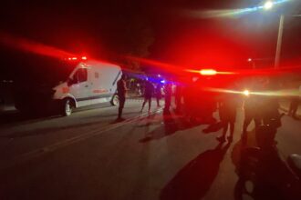 Ambulancia del 9-1-1 colisiona con un motorista frente al Santuario de Bayaguana