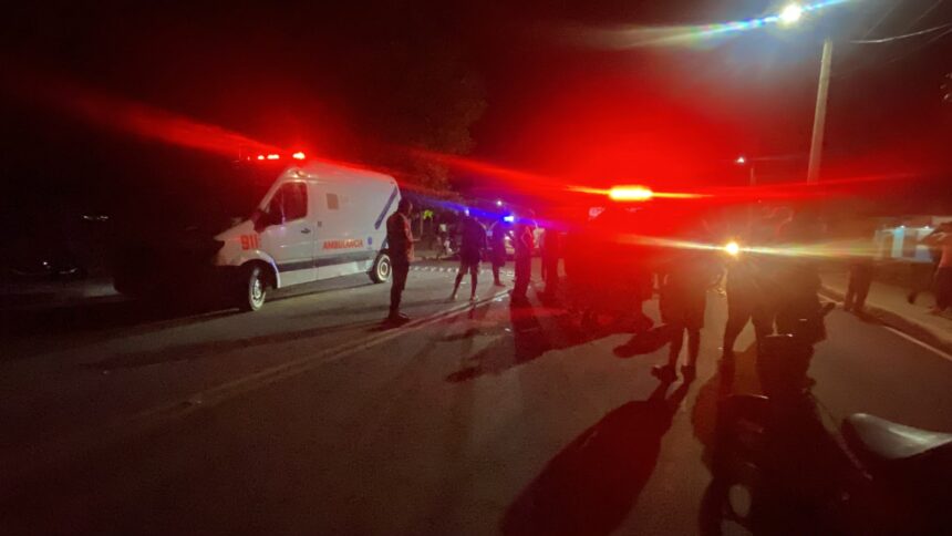 Ambulancia del 9-1-1 colisiona con un motorista frente al Santuario de Bayaguana
