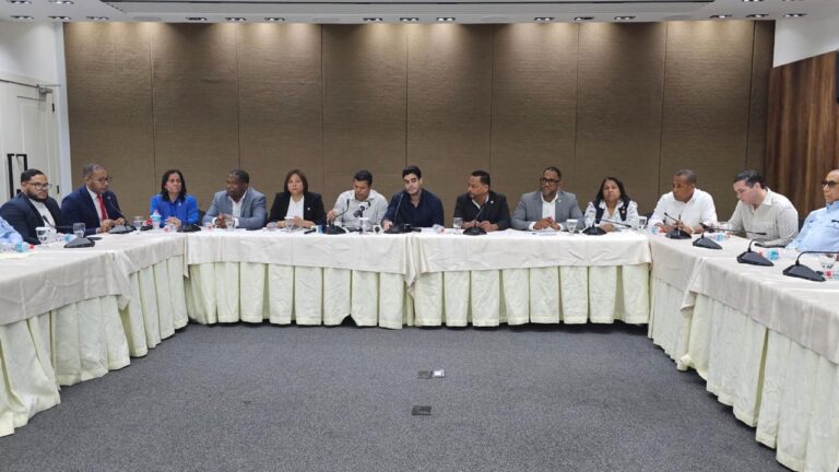 Comisión de Transporte y sociedad civil debaten acciones para regular motoristas