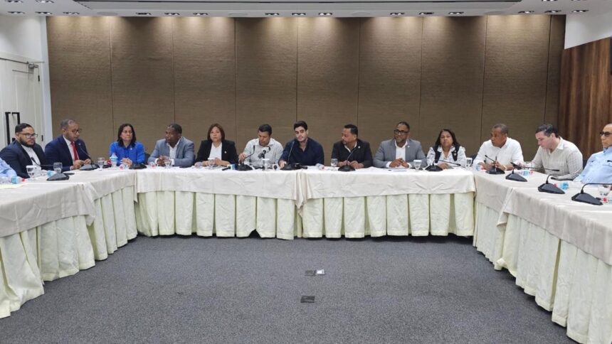 Comisión de Transporte y sociedad civil debaten acciones para regular motoristas