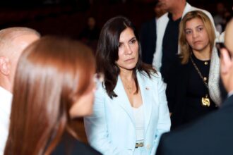 Embajadora de los EEUU asiste al panel organizado por el Movimiento Justicia Jet Set