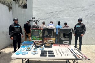 Policía incauta drogas, tragamonedas y productos sin registro en Capotillo; ocho detenidos