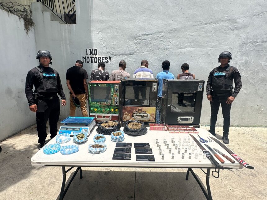Policía incauta drogas, tragamonedas y productos sin registro en Capotillo; ocho detenidos