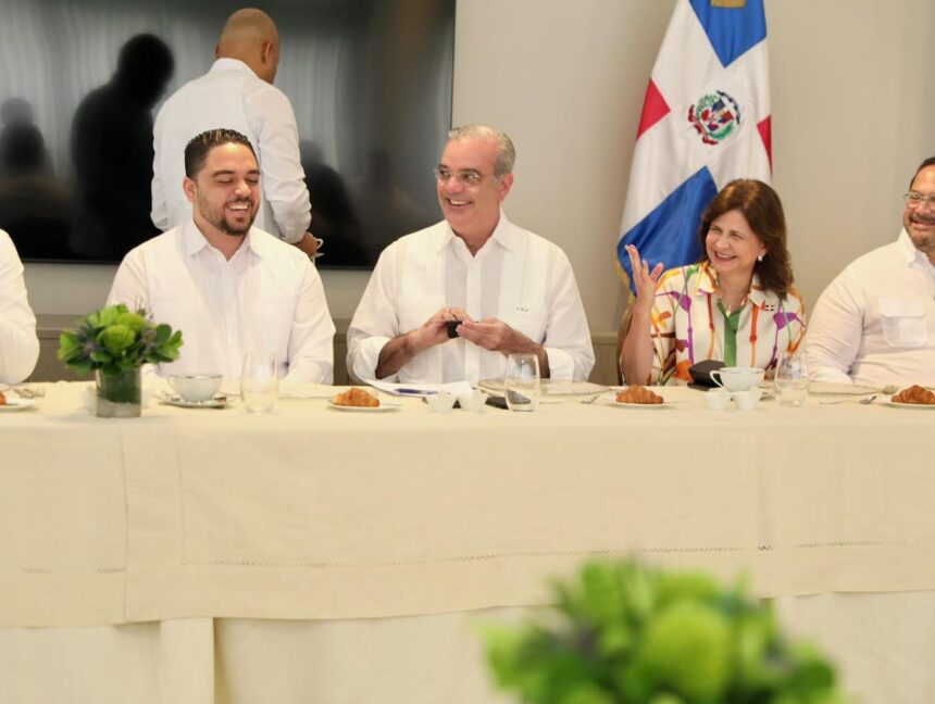 Abinader encabeza encuentro de Expo Acero con líderes de la industria en Santiago