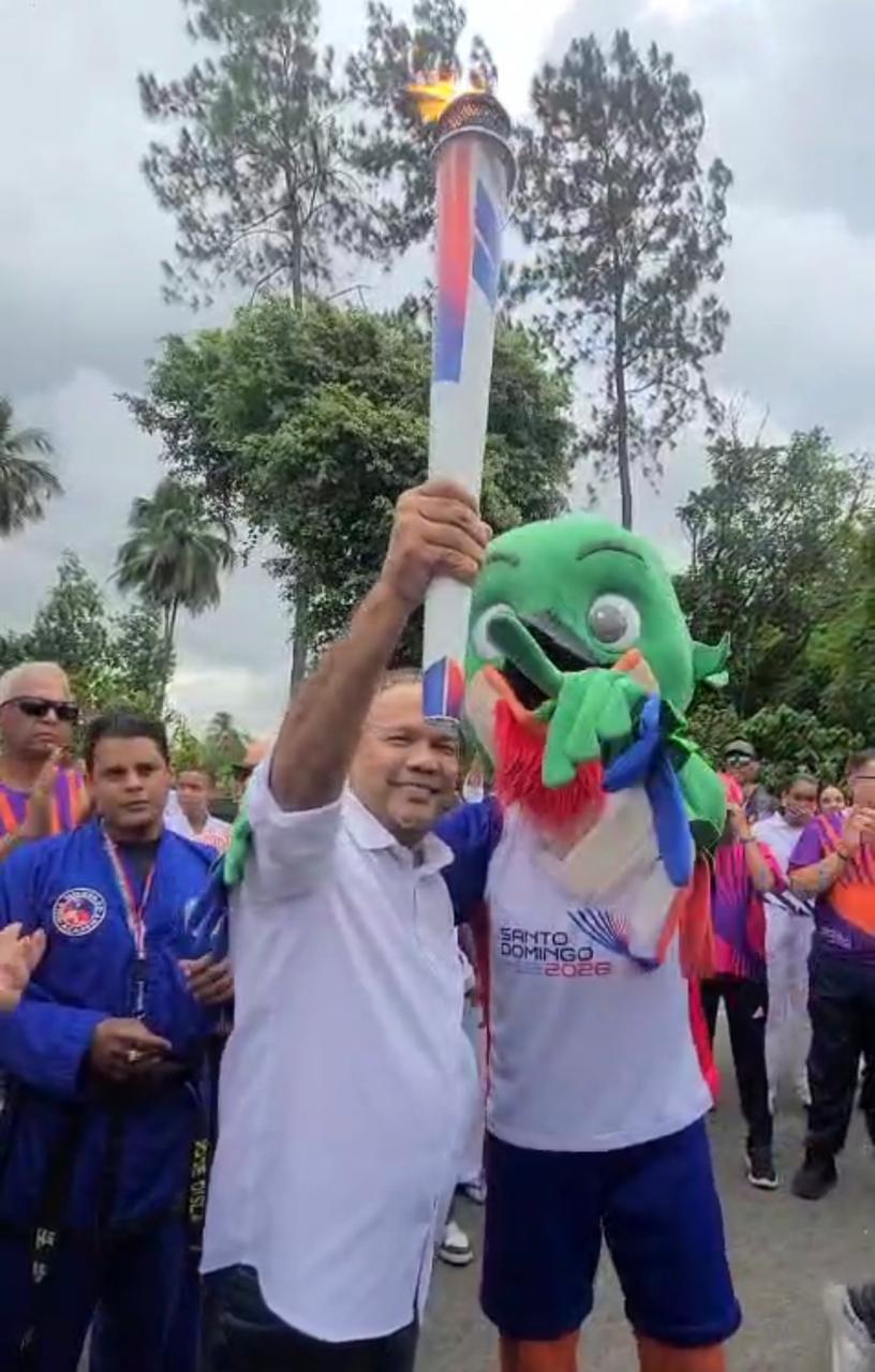 Senador Héctor Acosta participa en recibimiento de la Antorcha de los Juegos Centroamericanos y del Caribe 2026