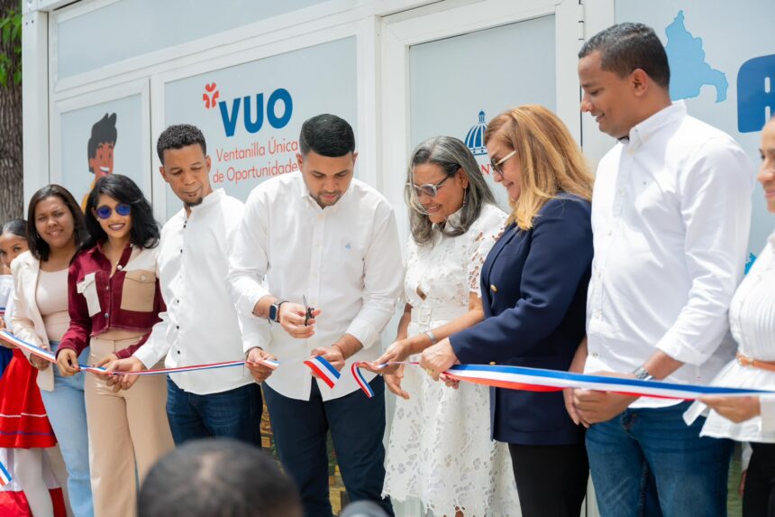 Ministerio de la Juventud fortalece oportunidades para jóvenes con nueva ventanilla y 150 becas en Azua