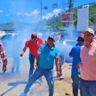 Alcalde de Tireo encabeza protesta; PN lanza bombas lacrimógenas