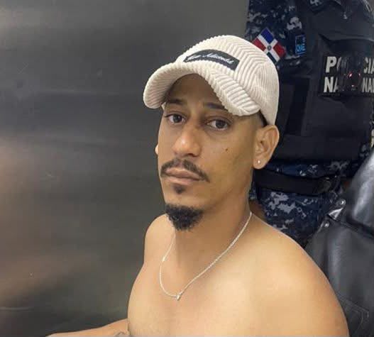 Se entrega joven señalado por la muerte de agente policial en Nagua