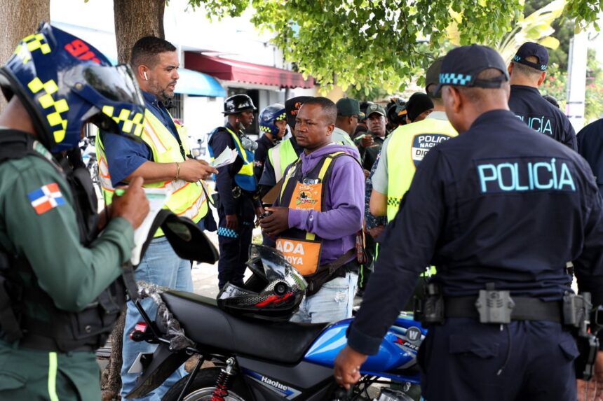 Operativos del INTRANT en paradas de motoconcho deja 24 detenidos y 64 motocicletas retenidas