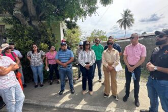 Gobernadora Adela Tejada y el CODIA inspeccionan terreno para nueva sede de la Defensa Civil en Bonao
