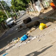 Protestan en Villa González paraliza actividades; exigen traslado de oficial policial y lo declaran persona no grata