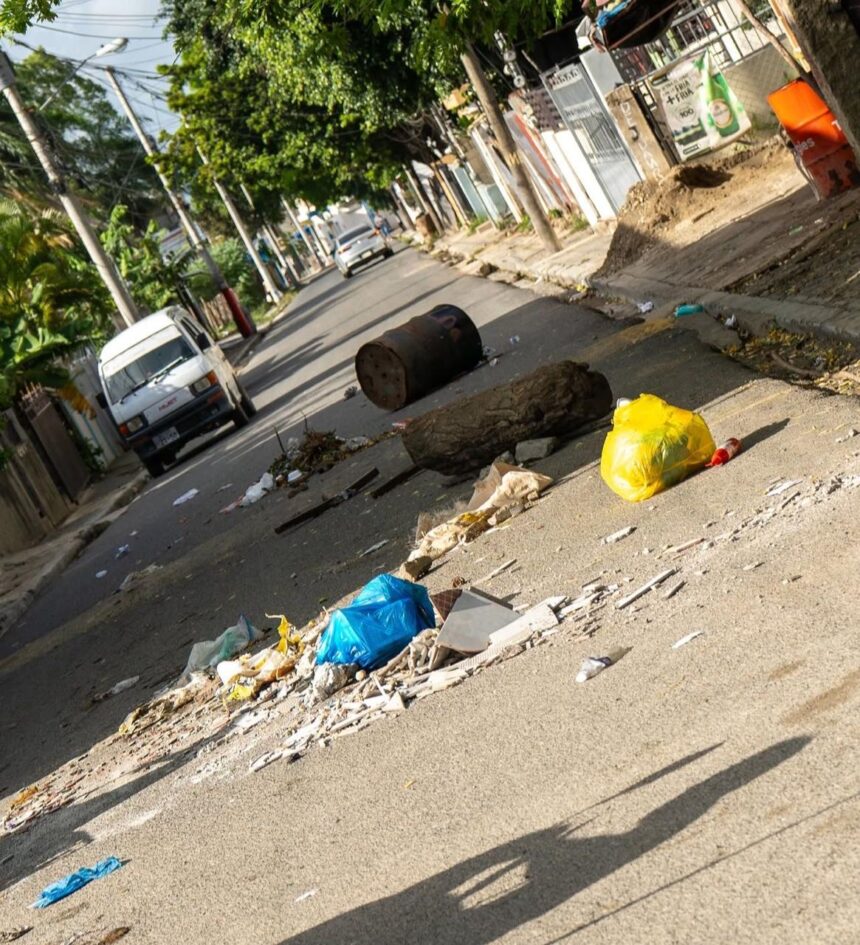Protestan en Villa González paraliza actividades; exigen traslado de oficial policial y lo declaran persona no grata