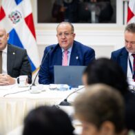 Ministro de Hacienda, Magín Díaz junto a legisladores.