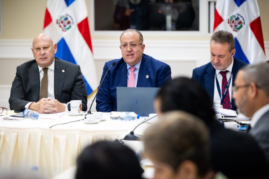 Ministro de Hacienda, Magín Díaz junto a legisladores.