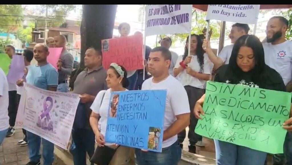 Pacientes con colitis y Crohn denuncian crisis por falta de medicamentos de alto costo en Santiago