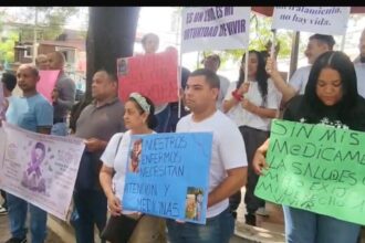 Pacientes con colitis y Crohn denuncian crisis por falta de medicamentos de alto costo en Santiago