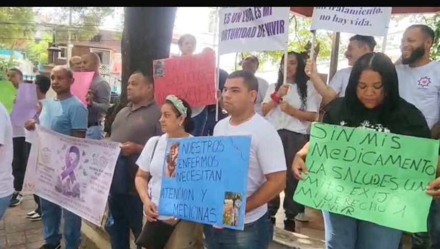 Pacientes con colitis y Crohn denuncian crisis por falta de medicamentos de alto costo en Santiago