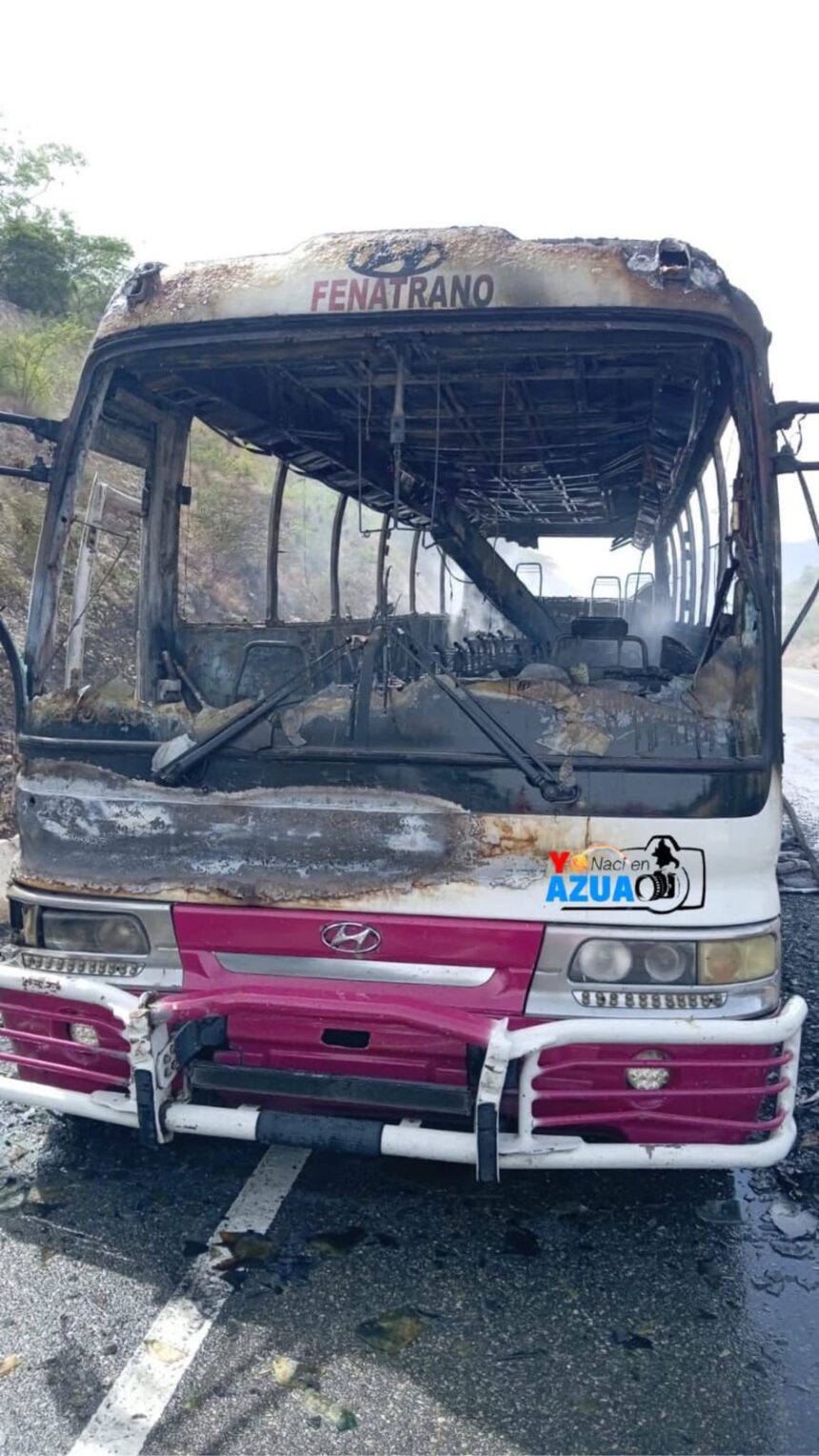 Minibús de la ruta del Sur Profundo se incendia en Azua; no se reportan víctimas