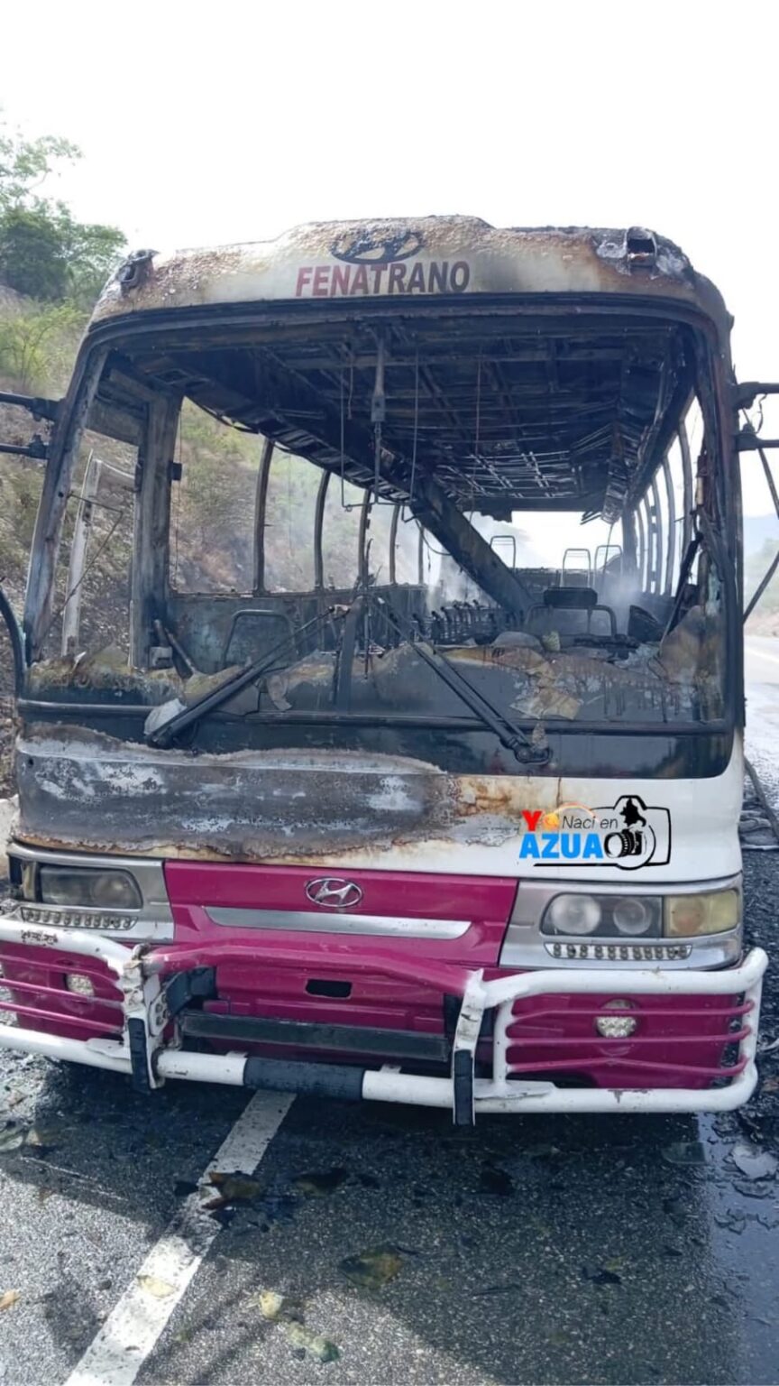 Minibús de la ruta del Sur Profundo se incendia en Azua; no se reportan víctimas