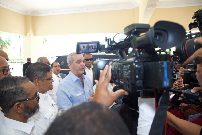 Abinader encabeza simulación nacional del COE para evaluar respuesta ante huracanes