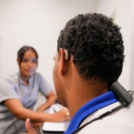 INABIE cambia la vida de estudiantes con deficiencias auditivas