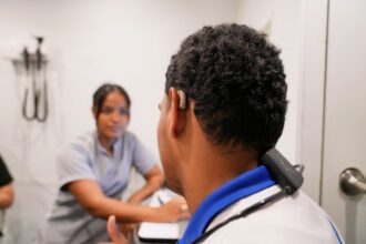 INABIE cambia la vida de estudiantes con deficiencias auditivas