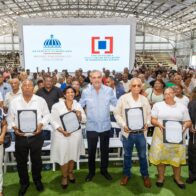 Abinader entrega 2,322 títulos en Domingo Savio y beneficia a 9,000 personas