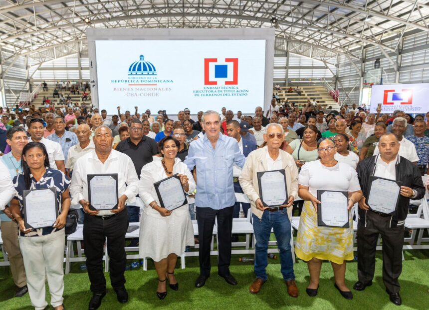 Abinader entrega 2,322 títulos en Domingo Savio y beneficia a 9,000 personas