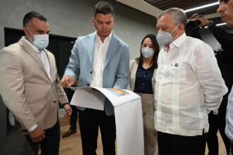 Leonardo Aguilera supervisa avances de remodelación de la Arena Banreservas Virgilio Travieso Soto
