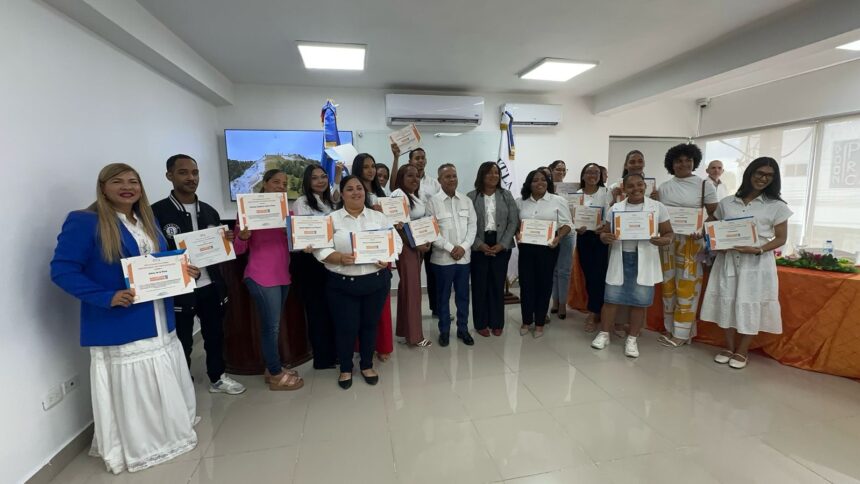 ITLA Bonao reconoce a 25 emprendedores durante cierre del Bootcamp Emprende 2026