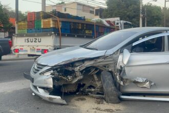 Aparatoso choque entre carro y camión grúa paraliza tránsito en la Circunvalación Sur de Santiago