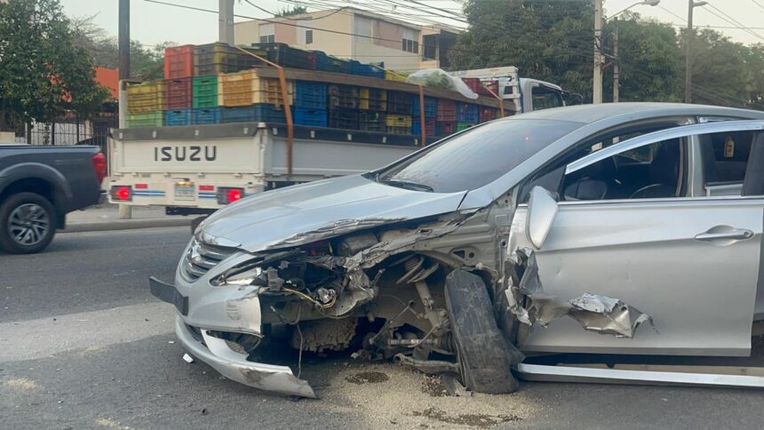 Aparatoso choque entre carro y camión grúa paraliza tránsito en la Circunvalación Sur de Santiago