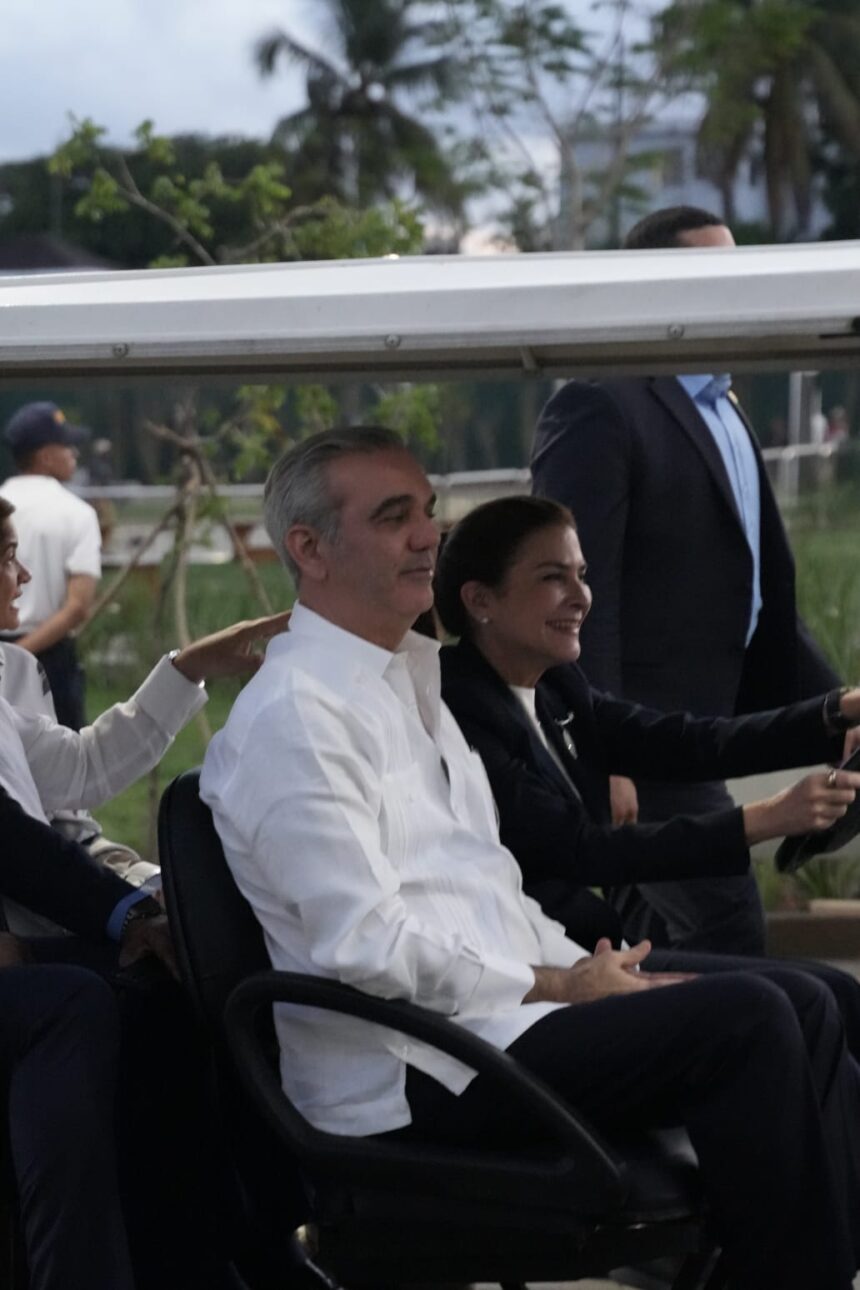 Abinader y Carolina Mejía recorren el nuevo Parque Deportivo Paseo 30 de Mayo