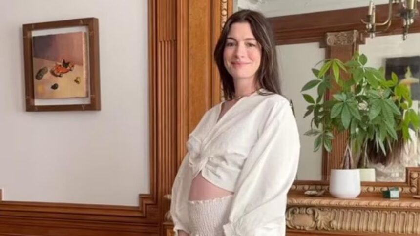Anne Hathaway confirma está embarazada de su 3er hijo a los 43 años