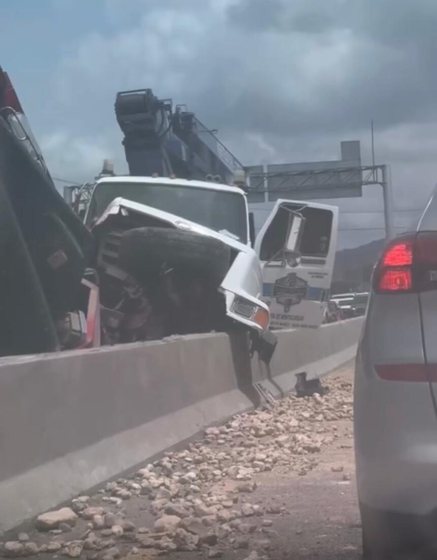 Accidente entre camión y grúa genera fuerte taponamiento en Circunvalación Norte de Santiago
