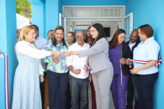 Senadora Lía Díaz entrega remozado Centro de Salud en Sábana Yegua