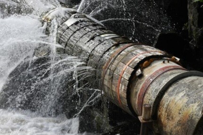 Rotura de tubería deja sin agua potable a varias comunidades en Barahona