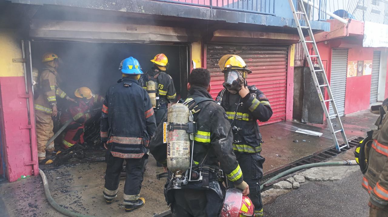 Incendio devora repuesto en Los Ciruelitos y provoca pérdidas superiores a RD$10 millones
