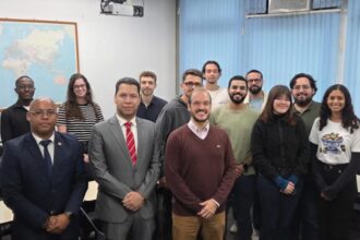 Jatzel Román aborda desafíos de la democracia en América Latina en Brasil