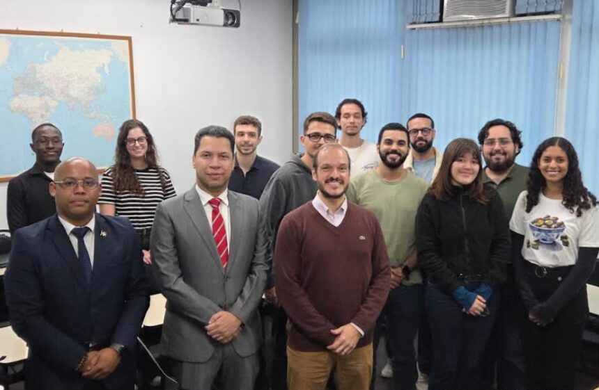 Jatzel Román aborda desafíos de la democracia en América Latina en Brasil
