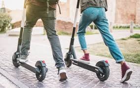Menores de 15 años no podrán manejar patinetas eléctricas en España