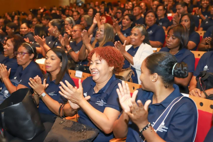Más de 200 personas se gradúan como cuidadoras de adultos mayores en el Gran Santo Domingo