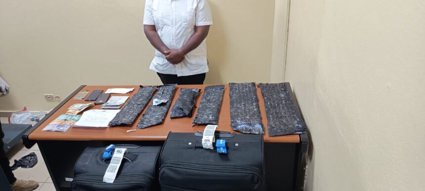 Capturan a extranjero en el Aeropuerto del Cibao con paquetes de presunta cocaína en su equipaje