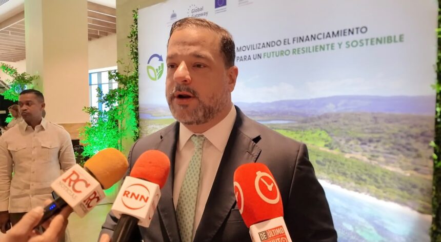 Ministro de Medio Ambiente espera incendio en Sierra de Bahoruco quede controlado en las próximas 72 horas