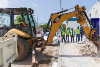 Alcaldía del DN derriba dos bancas que operaban ilegalmente sobre aceras