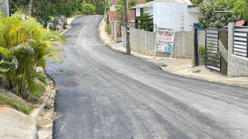 Ministerio de Obras Públicas y Alcaldía de Las Terrenas inician asfaltado en comunidades del municipio