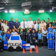 Niños rinden emotivo homenaje a la Policía Nacional con el proyecto “Policía que Salva a la Gente”