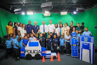 Niños rinden emotivo homenaje a la Policía Nacional con el proyecto “Policía que Salva a la Gente”